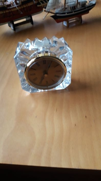 Relógio de mesa em cristal está como novo