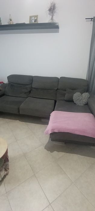 sofá  chaise- long com alguns desgastes