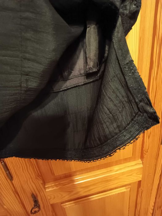 Czarna elegancka spódnica z ozdobnymi koronkami midi S/M
