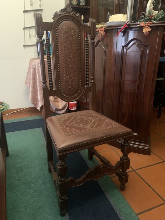 3 Cadeiras de Madeira Maciça com Entalhes – Estilo Clássico