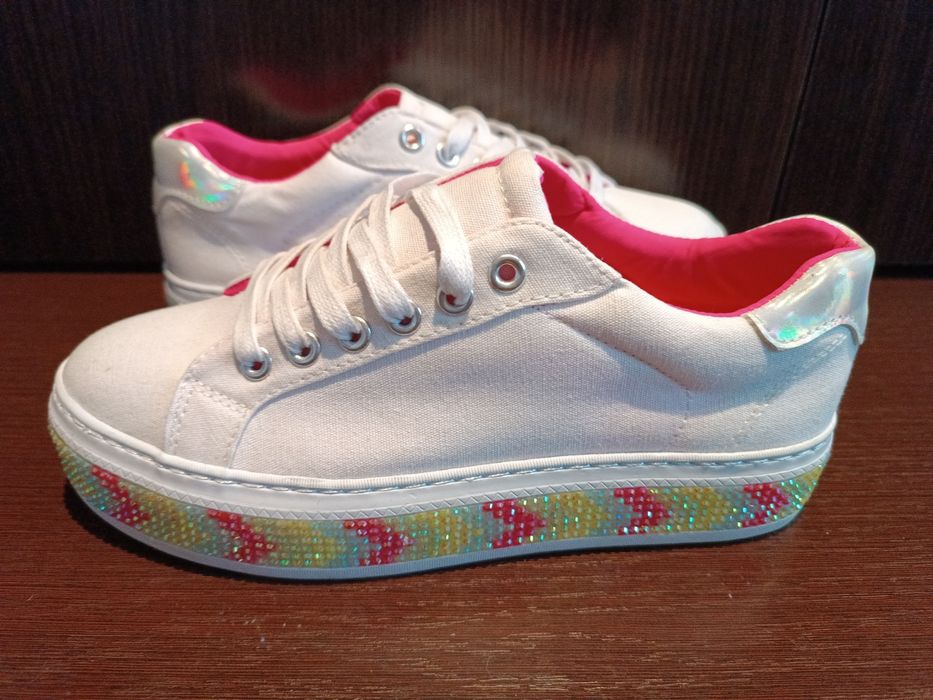 Білі нові кеди з блискітками