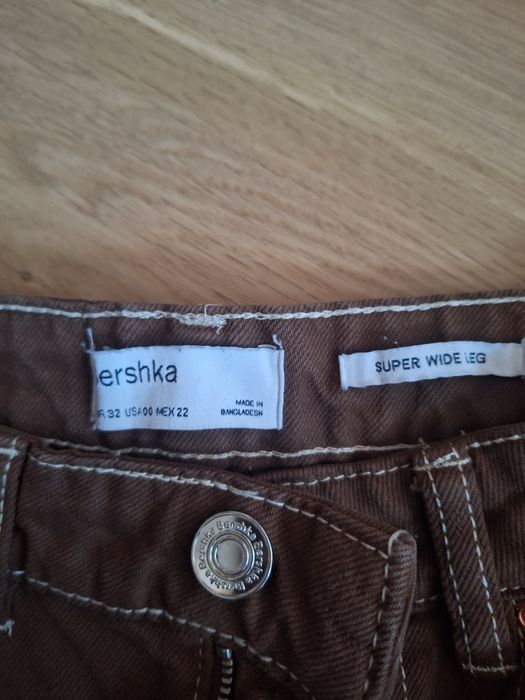 Damskie jeansy dzwony Bershka 32