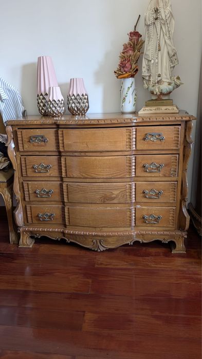 Mobilia de quarto em madeira em bom estado