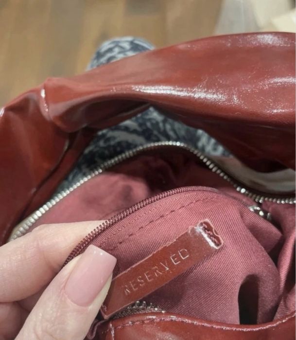 Torebka hobo burgundowa z paskiem Reserved