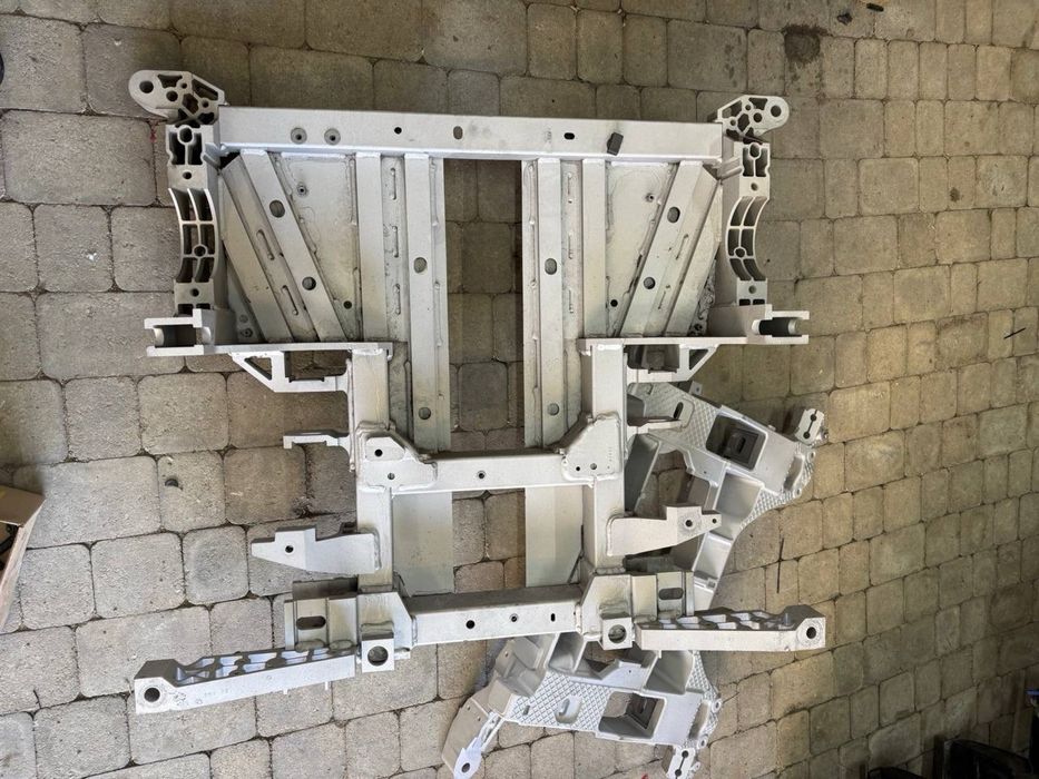 Підрамник Rivian