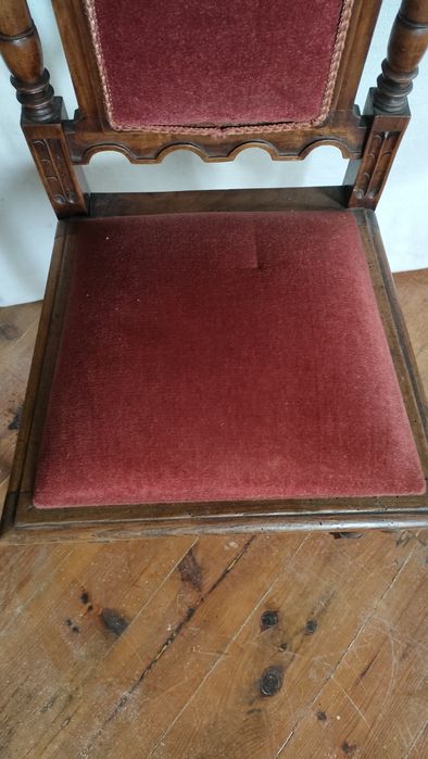 Cadeira de madeira almofadada