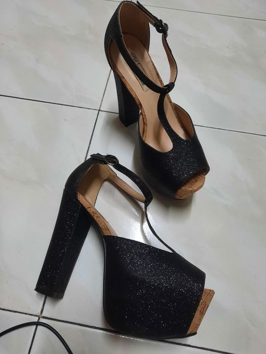 Sandálias salto alto