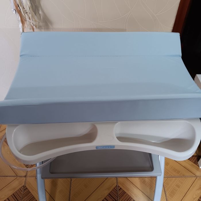 Muda fraldas com banheira