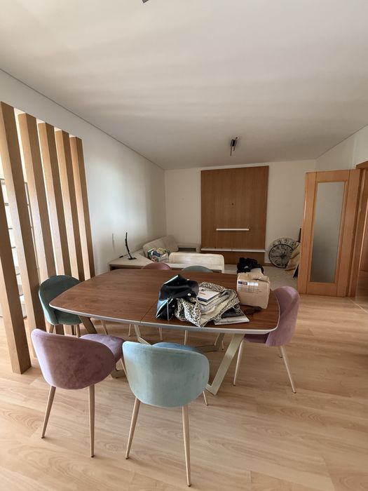 MESA de jantar extensivel e 6 CADEIRAS veludo