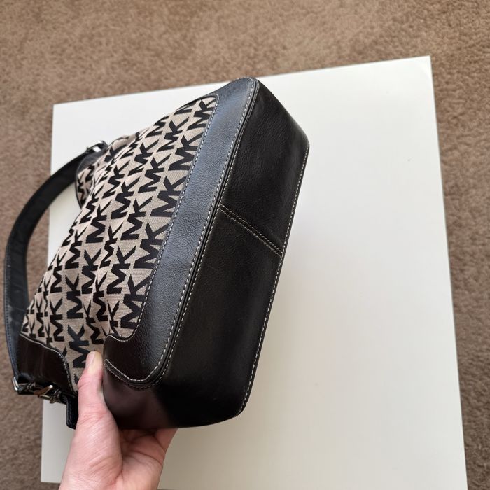 Сумка Michael Kors Signature Shoulder Bag coach