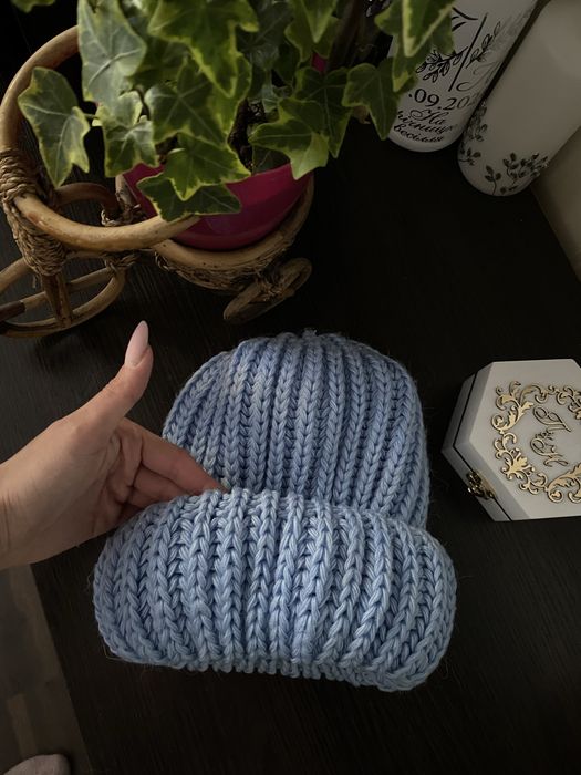 Продам вʼязану теплу шапулю. Ніжно блакитного кольору. Нова