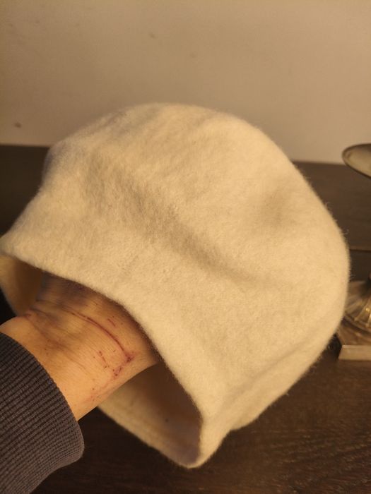 Biały mały beret ²⁰⁹