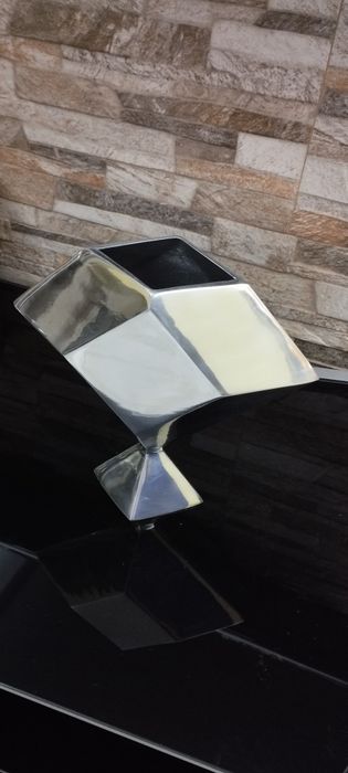 Jarra decorativa geométrica  em metal  polido/centro d mesa modetno