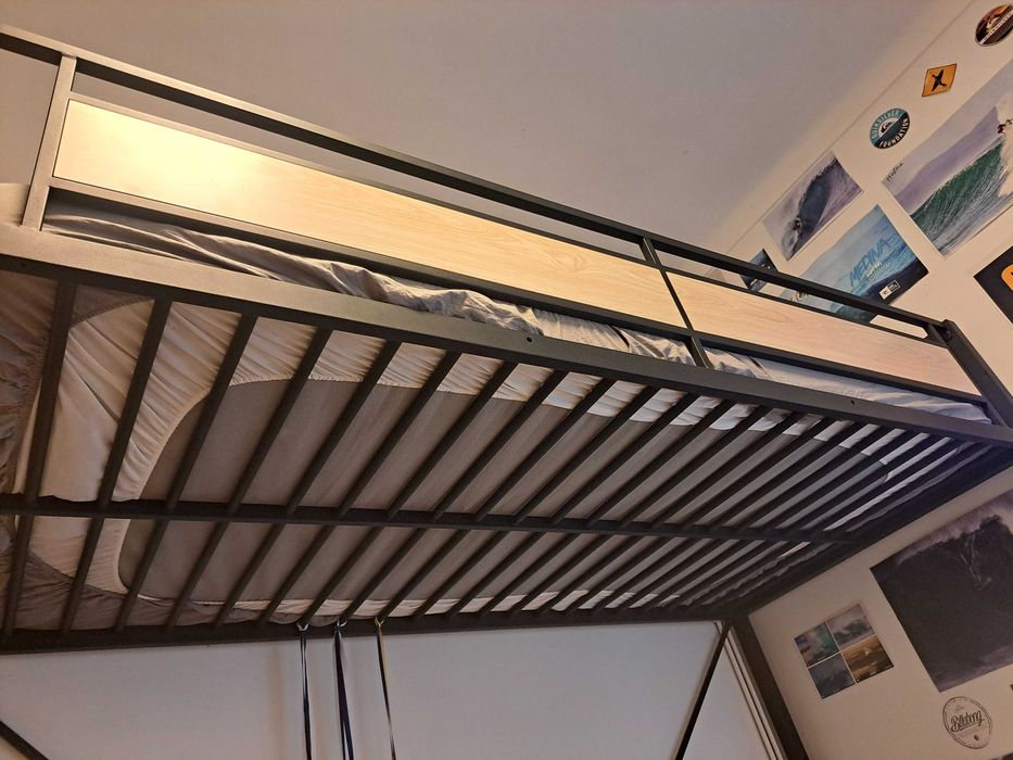 Cama de solteiro "beliche" aérea com secretária.