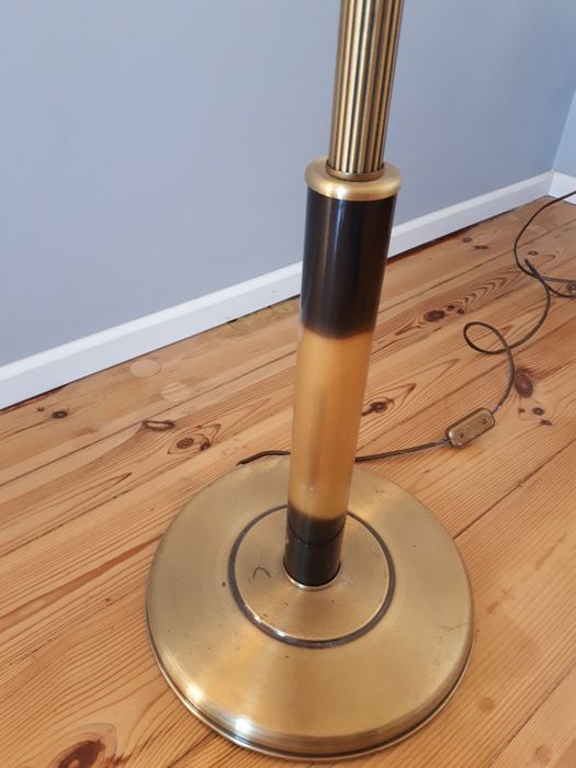 Złota lampa podłogowa