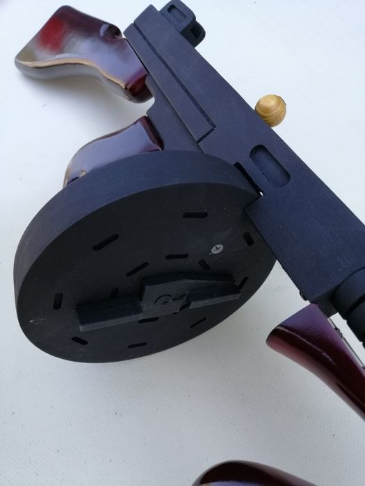 Томпсон пістолет-кулемет , дерев'яний макет