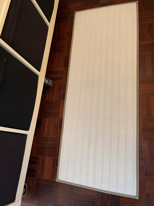 Tapete do ikea, que fica bem em qq parte da casa, 45x120 cm.