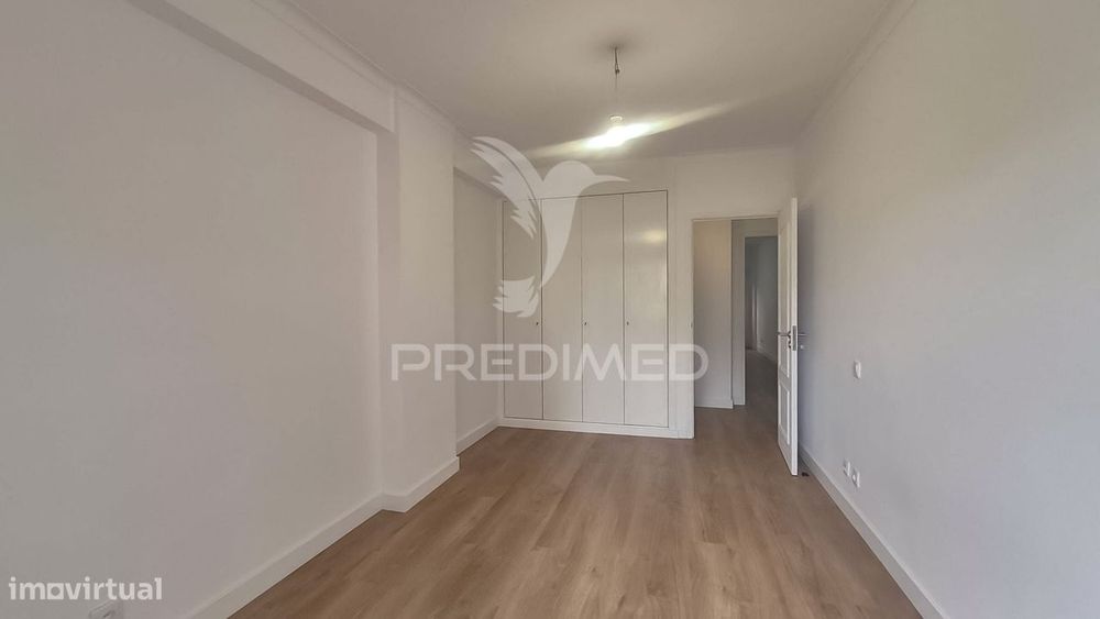 Apartamento T3 totalmente remodelado, situado na prestigiada Estrad...