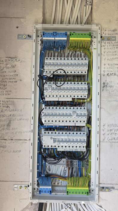 Instaluje Elektryczne i Hydrauliczne Remonty
