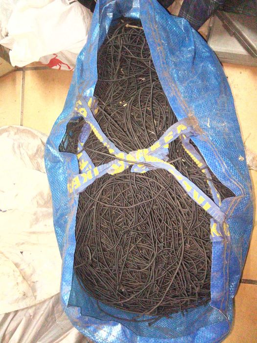 Fio elástico, redondo preto - Mais de quinze quilos.
