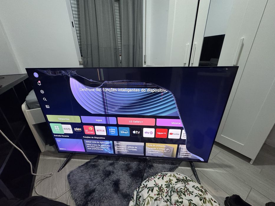 2 Tvs Lg 43 e 65 polegadas com ecrã partido