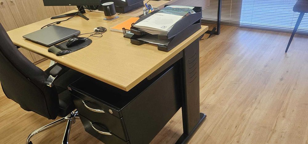Vendo 2 Secretárias em faia. Uma formato L 140x80 cm + 140x60 cm + Bloco de gavetas a outra 140 x 70 cm - 50 € as duas