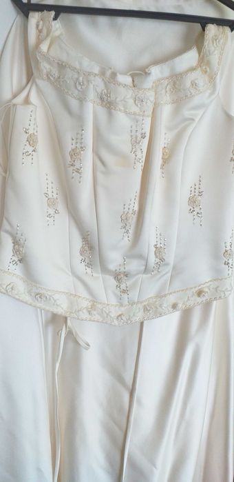 VESTIDO DE NOIVA de corpete, saia e véu