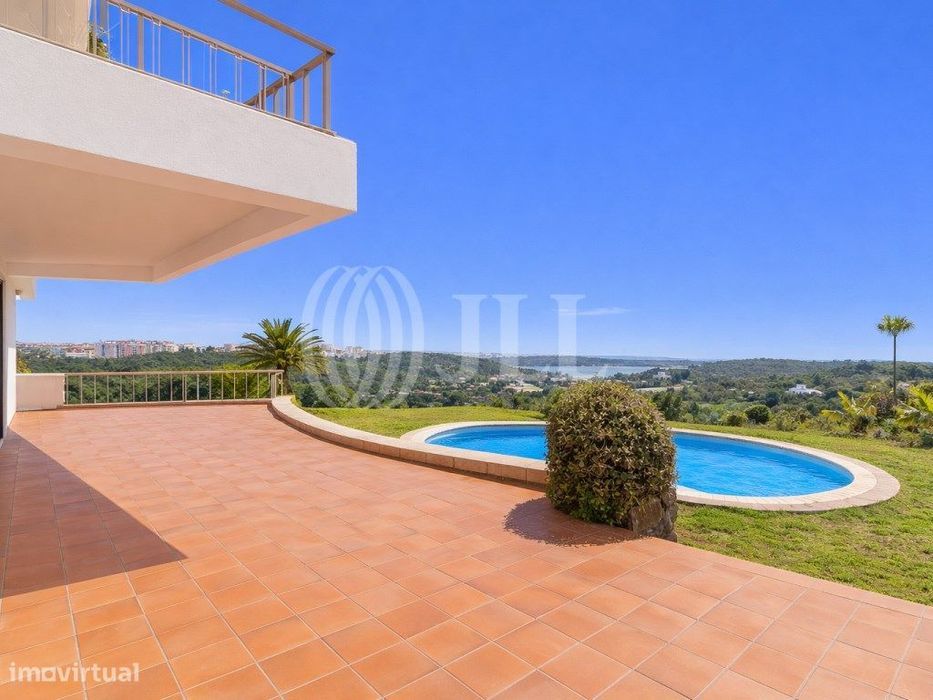 Moradia T6, com garagem e piscina, em Queijas, Carnaxide