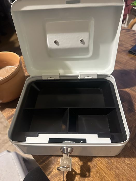 Kasetka metalowa z kluczykiem