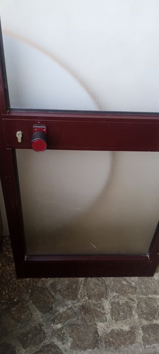 Vendo porta em alumínio