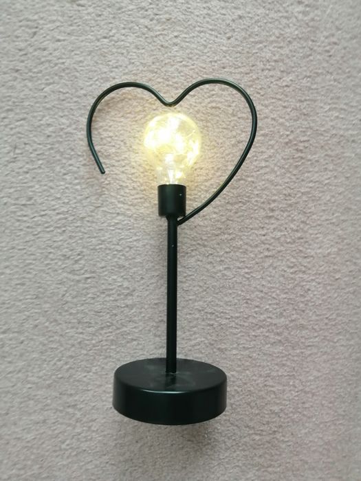 Lampka czarna na baterie, serce