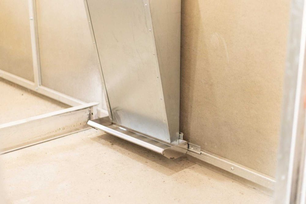 Продаж ферми з підсобними приміщеннями