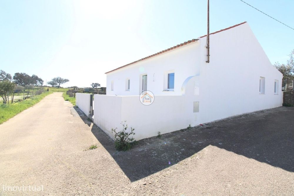 Moradia T3 Remodelada com 591m2 de Terreno e Anexo em Cabeça de Carnei