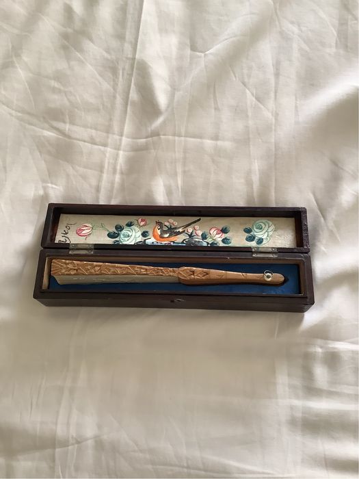 Leque antigo oriental em sândalo e seda bordada com caixa  adaptada oriental em madeira lacada e ouro.
