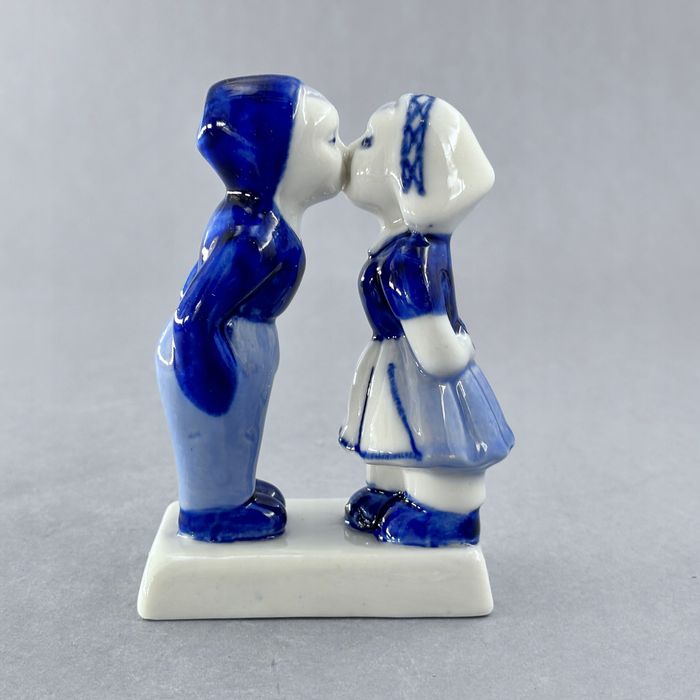 delft piękna porcelanowa figurka całująca się para