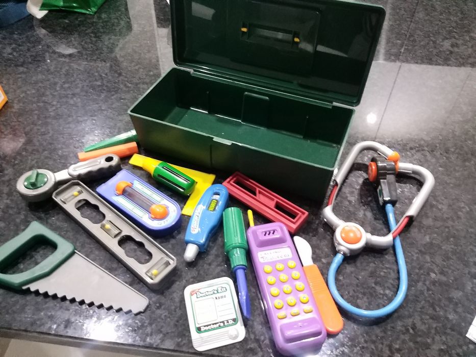 Caixa com vários utensílios para criança