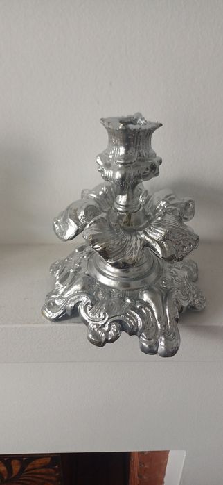 castiçais em metal . Para.