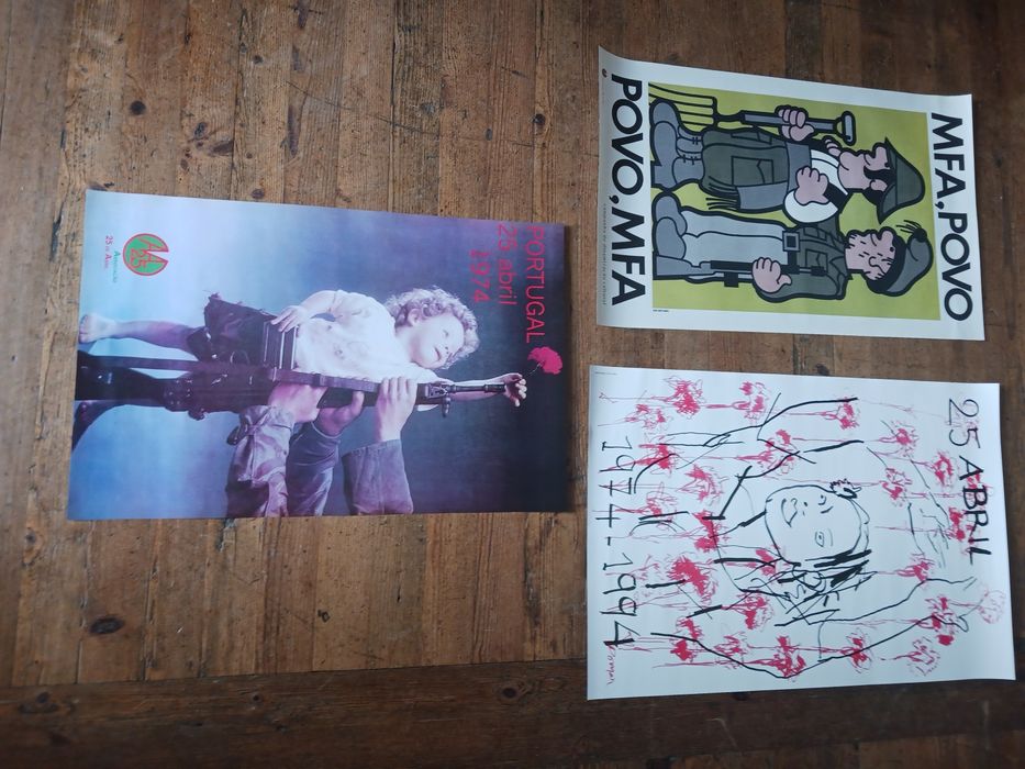 Cartazes alusivos ao 25 Abril