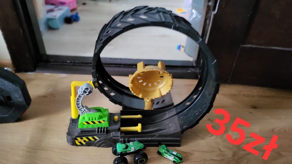 Zestaw HOT WHEELS Monster Trucks Tor z Pętlą Autka
