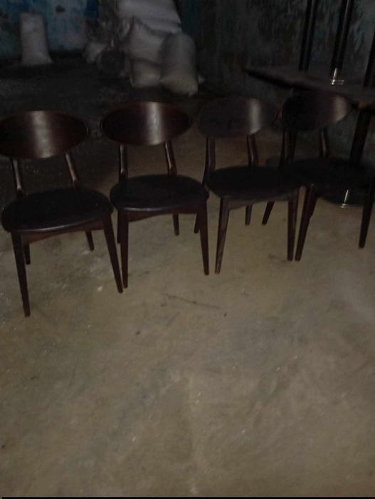 Vendo 8 cadeiras muitas bonitas bom estado
