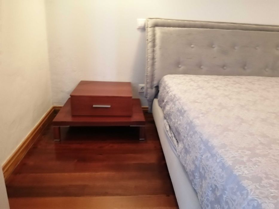 Cama king size com 2 mesas de cabeceira