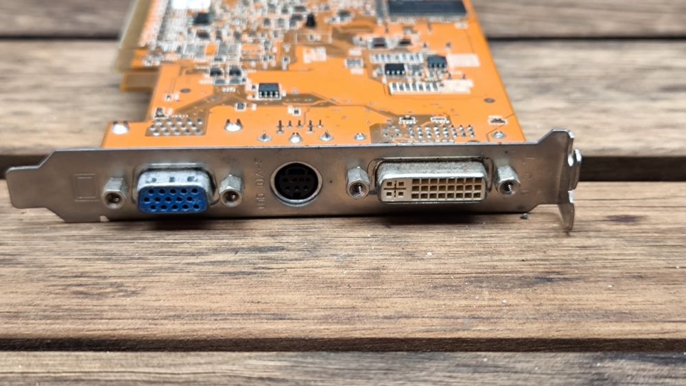 Placa gráfica ASUS ATI 256