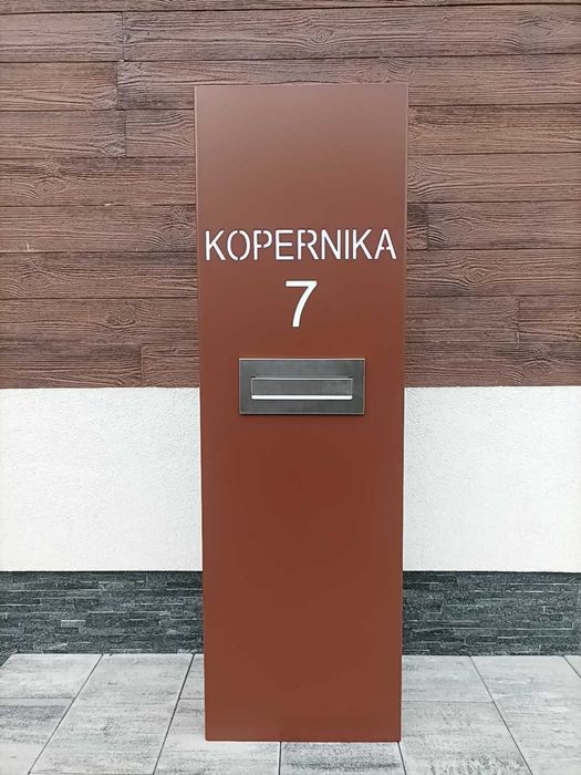 Nowoczesny słupek multimedialny z Twoim numerem domu