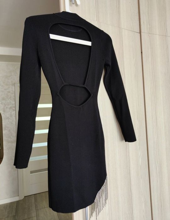 Czarna imprezowa sukienka mini z odkrytymi plecami dzianinowa glamour