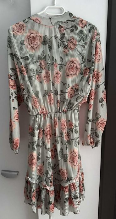 Miętowa sukienka w róże