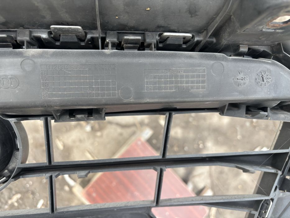 Решітка передньго бампера(радіотара) Audi A3 V8 2012-2016 роки