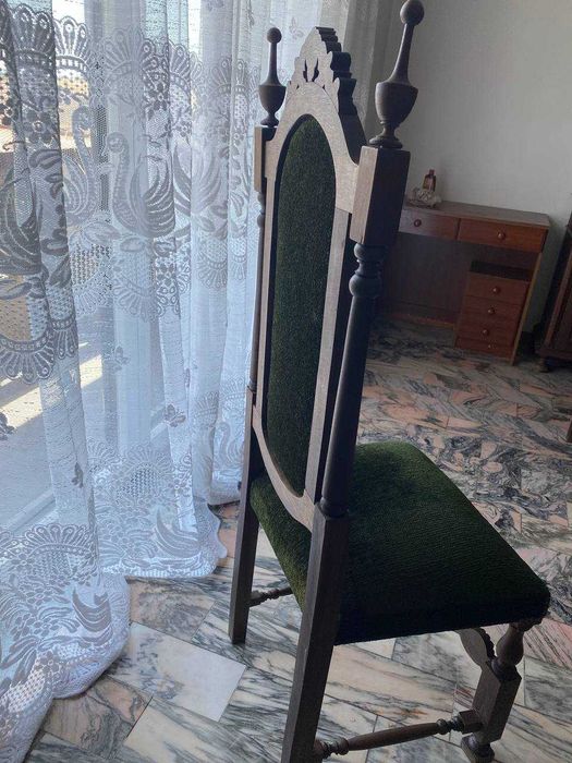Mesa com cadeiras de sala e móvel de madeira