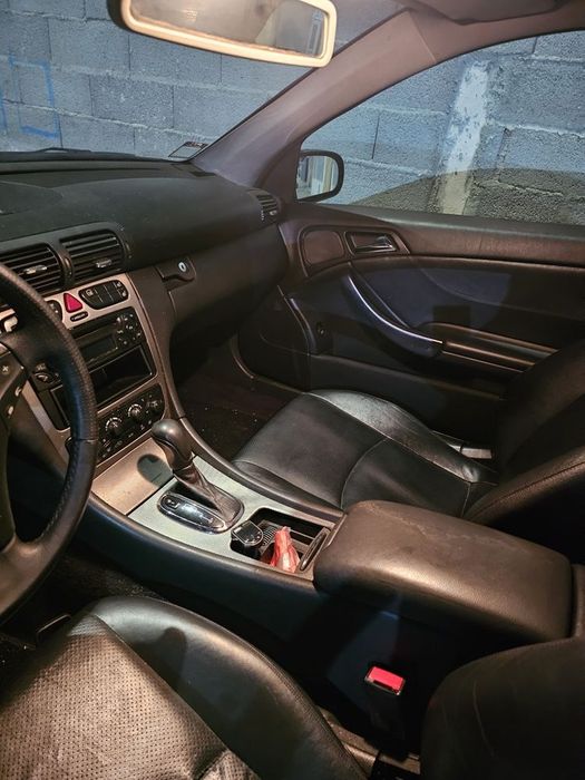 Mercedes-Benz C220 Sport Coupé 2001 – Preço fixo!