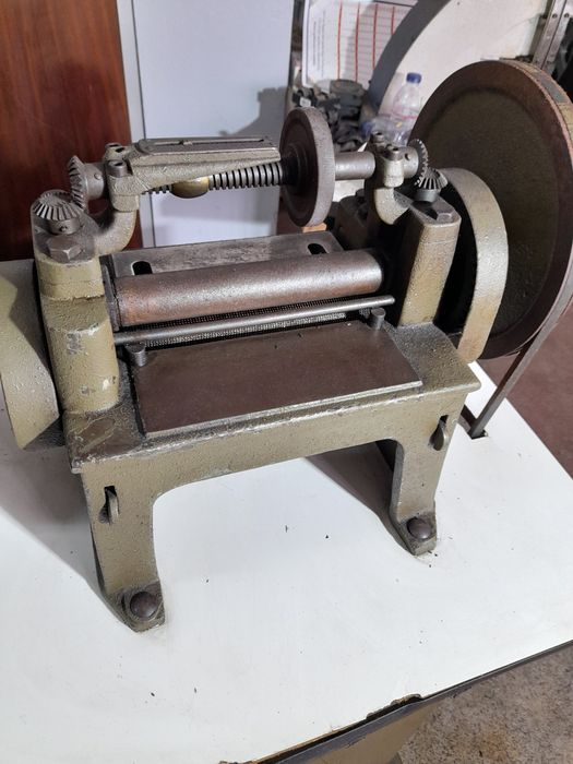 Máquina de igualizar couros