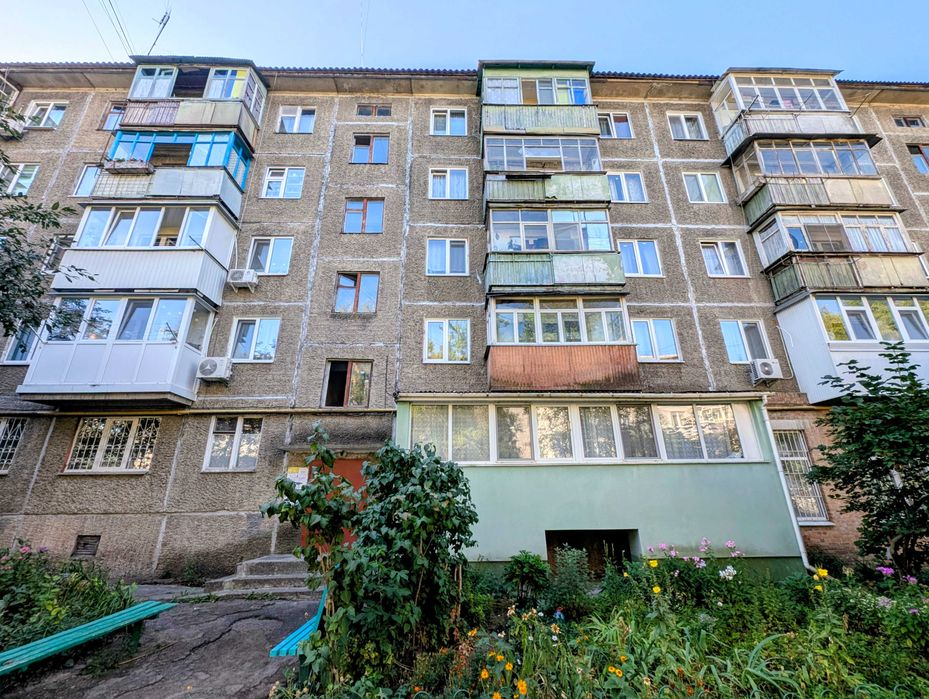 Продається 1 - но кімнатна квартира з косметичним ремонтом
